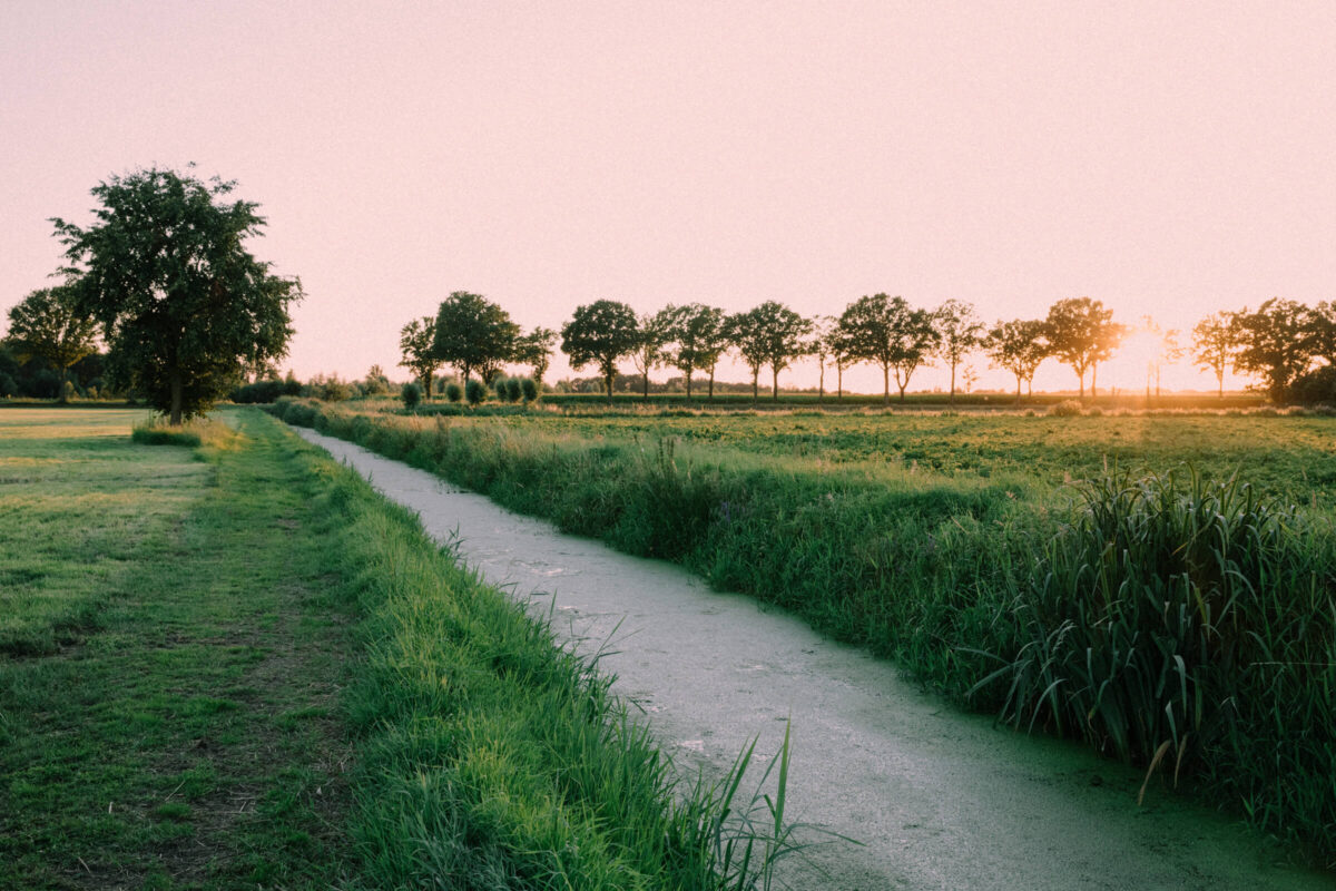 Landweggetje bij zonsondergang rond Glundr!